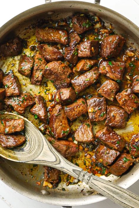 If you like steak but dread cooking it, these garlic herb steak bites are the perfect fool-proof and delicious way to enjoy it! #steakbites #garlicherbsteakbites #garlicsteakbites Garlic Herb Steak, Steak And Green Beans, Brown Rice Pilaf, Steak Bites Recipe, Garlic Steak, Best Pans, Steak Bites, Allergy Friendly Recipes, Garlic Herb