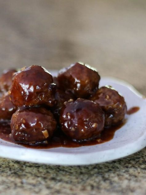 Grape Jelly Meatballs - Classic Recipes Spicy Grape Jelly, Jelly Homemade, Ground Beef Meatballs, Jelly Meatballs, Grape Jelly Meatballs, Thanksgiving Potluck, Home Canning Recipes, Cranberry Relish, Appetizer Meatballs