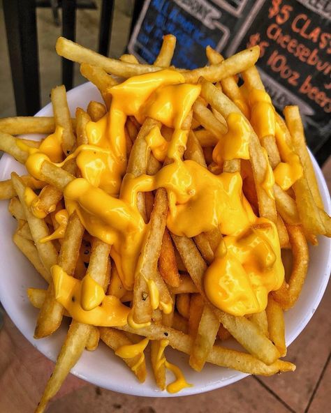 Shared by meow. Find images and videos about love, beautiful and pretty on We Heart It - the app to get lost in what you love. Cheesy Fries, Yummy Comfort Food, Food Drinks Dessert, Food Goals, Food Obsession, French Fries, Yummy Food Dessert, Pretty Food, Food Cravings