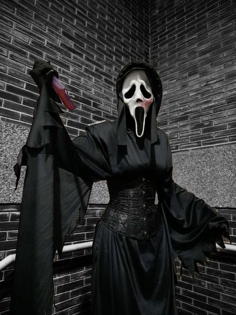 Scream Halloween Costume Ideas, Woman Scream Costume, Girly Ghostface Costume, Ghost Woman Costume, Halloween Ghostface Costume, Halloween Costumes With Masks Women, Scream Woman Costume, Scream Cosplay Female, Ghost Face Costume Women Outfit