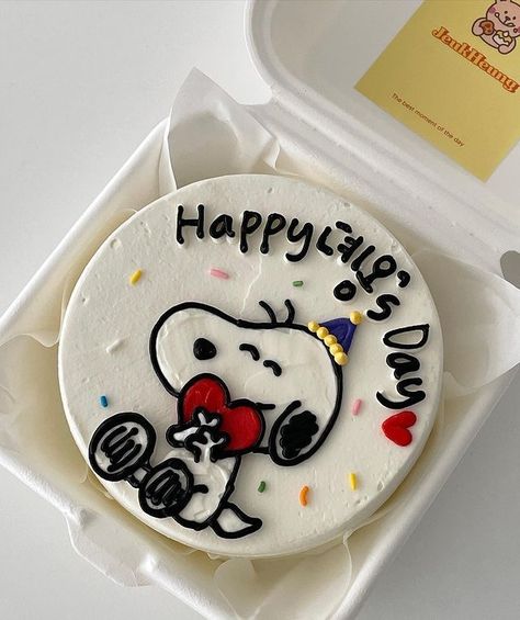 Birthday Cake Snoppy, Snoopy Bento Cake, Snoopy Cake Birthdays, Snoopy Cake Ideas, Snoopy Birthday Cake, Bolo Snoopy, Snoopy Birthday Party, Snoopy Cake, Peanuts Party