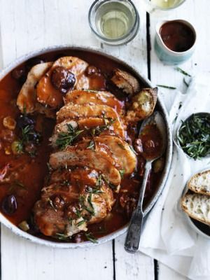 Braised leg of veal in tomato and olives. Rolled Pork Loin, Scallop Pasta, Veal Cutlet, Veal Recipes, Cutlets Recipes, Bistro Food, Weekend Meals, Loaf Of Bread, European Food