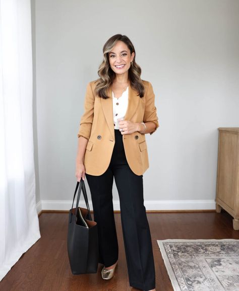 Neutral Outfits for Work: Fall Transition - Pumps & Push Ups Brown Flat Boots, Capsule Wardrobe For Work, Petite Fashion Outfits, Jeans Pumps, Outfit Ideas For Work, Black Slim Pants, Workwear Capsule, Fall Workwear, 30 Outfits