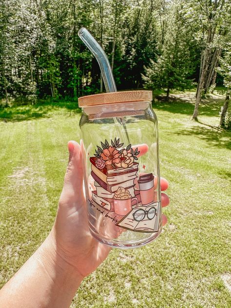 Glass Libbey Cups, Sippers With Straw Aesthetic, Cute Cups And Mugs, Cute Cup Ideas, Cute Glass Cups, Aesthetic Cups, Glass Tumbler Design, Aesthetic Glass, Trendy Water Bottles