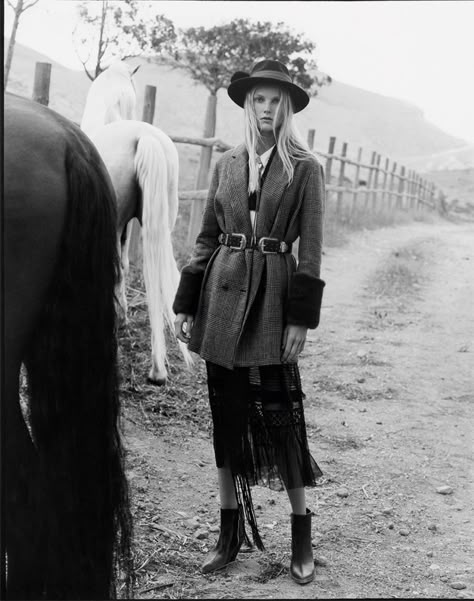 Zara checked coat with textured cuffs, poplin shirt with fringe, long tulle dress, embellished felt hat and ankle boots with thick sole Western Gothic Aesthetic, Western Boot Outfit, Western Boots Outfit, Western Gothic, Winter Boots Outfits, Western Trend, Outfit Zara, Gothic Aesthetic, Winter Trends