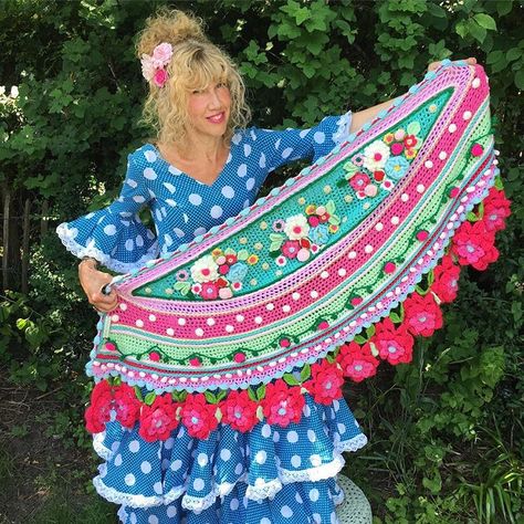 Triangle En Crochet, Crochet Kits, Flowers Colorful, Flower Garden Design, Crochet Triangle, Triangle Shawls, Crochet Wrap, Crochet Flower Patterns, Crochet Poncho