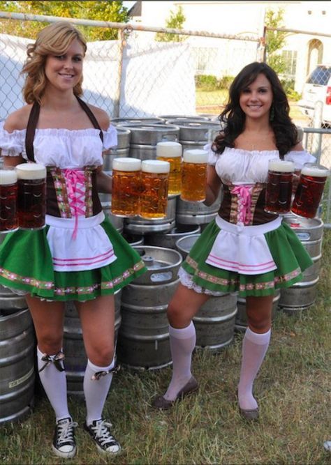 21 Perfect Pics Just In Time For Oktoberfest - Ftw Gallery Beer Fest Outfit, Beer Festival Outfit, Octoberfest Girls, German Beer Girl, Beer Maiden, Beer Maid, Beer Wench, Oktoberfest Woman, German Girls