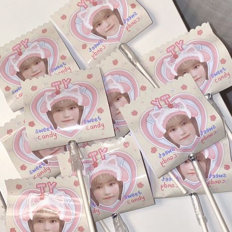 Kpop Giveaway Ideas, Freebies Ideas Kpop, Concert Freebies Kpop Ideas, Kpop Concert Freebies, Kpop Cupsleeve Event, Cupsleeve Design Kpop, Kpop Freebies Ideas, Kpop Packaging, Giveaway Kpop