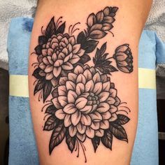 Mexican Dahlias Mums Flower Tattoo, Mum Flower Tattoo, Mum Flowers Tattoo, Wildflowers Tattoo, Dahlia Tattoo, Mum Flower, Traditional Tattoo Flowers, Chrysanthemum Tattoo, Shape Tattoo