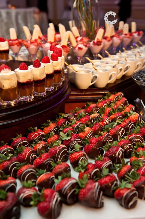 Desert Bar Wedding, Gala Food, Chocolate Buffet, Desert Buffet, Sweets Buffet, Buffet Catering, Wedding Food Stations, Sweet Buffet, Dessert Mini