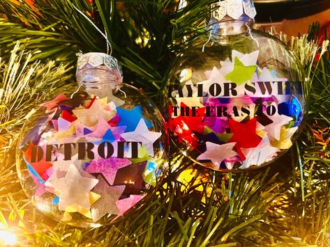 Taylor Swift Eras Christmas Tree, Taylor Swift Christmas Tree Ideas, Taylor Swift Ornament Diy, Taylor Swift Christmas Tree, Swiftie Christmas, Merry Chrysler, Crafts 2024, Clear Christmas Ornaments, Taylor Swift Christmas