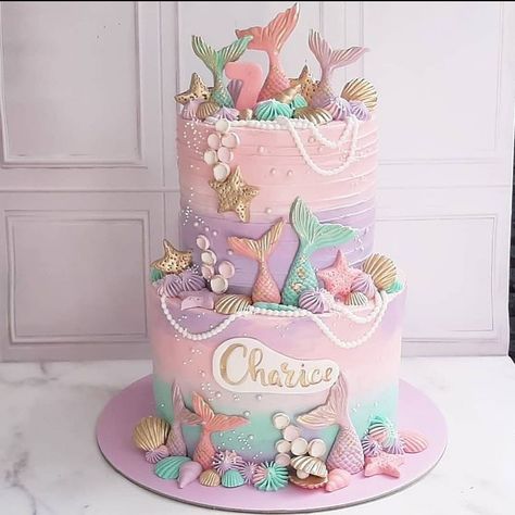 Aesthetically Pleasing Cakes 😍 on Instagram: “The perfect mermaid cake! By @sweetpeachcake 🤗💗🧜‍♀️ 🌊 🌊 🌊 🌊 #mermaidcake #cakeideas #mermaidtails #prettycolours #mermaidlovers #cakeart…” Pastel Mermaid Cake, Mermaid Pool Party, Mermaid Decorations, 4de Verjaardag, Ariel Birthday Party, Little Mermaid Cakes, Mermaid Birthday Party Decorations, Mermaid Theme Birthday Party, Mermaid Birthday Cakes