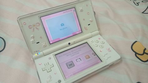 Nintendo Ds White, Dsi Xl Aesthetic, White Colour Aesthetic, Colour Aesthetic, Retro Things, Cozy Games, Dsi Xl, Nintendo Dsi, Cute Headphones