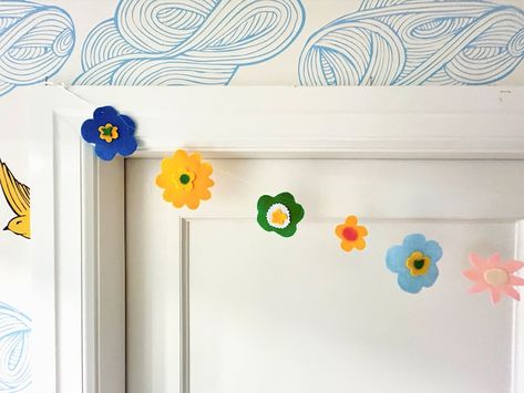 Felt Flower Garland - Etsy UK Upcycled Party Decorations, Everyday Garland Decor, Summer Decor Crafts, Hanging Decor Classroom, Diy Felt Decor, Paper Garland Ideas, Felt Garland Diy, Nature Garland, Sewn Garland