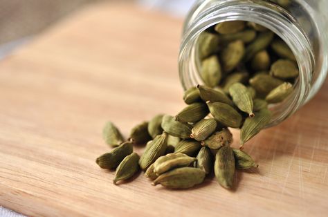 GREEN CARDAMOM PODS Cardamom Pods How To Use, Pear Cardamom, Apple Cardamom, Green Cardamom, Magical Properties Of Cardamom, Spice Grinders, Ginger Biscuits, Homemade Spice Blends, Flavor Enhancers