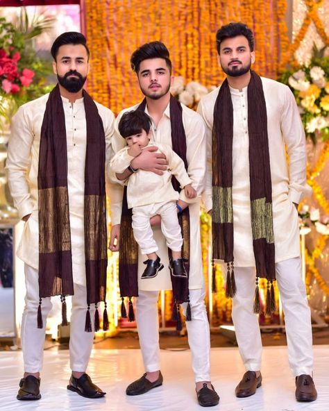 Boys Mehndi Dresses Pakistani, Brother Wedding Dress For Men, Mehndi Dress For Boys, Mehndi Dress For Groom, Smart Boy Dp, Mens Wedding Looks, Twining Outfits, Male Bridesmaid, Indowestern Outfits For Men