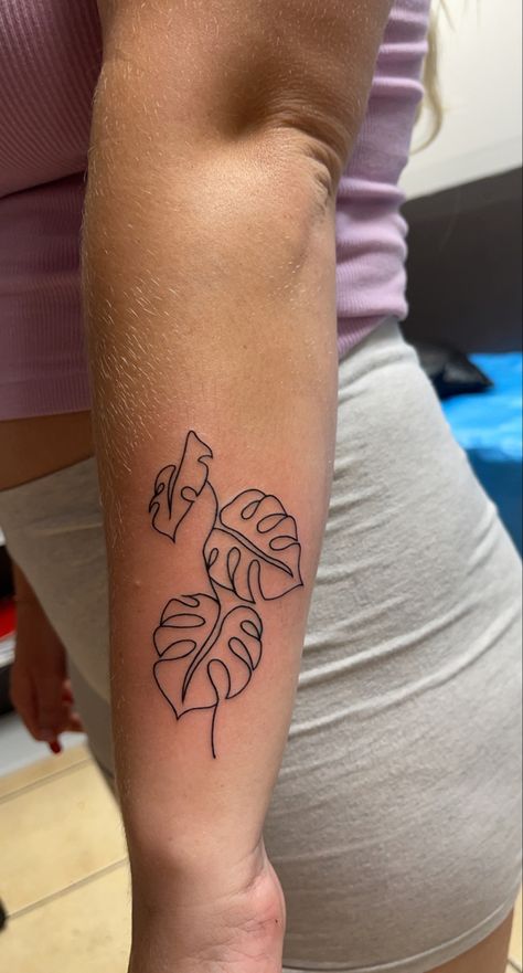 Monstera Plant Tatoos, Traditional Monstera Leaf Tattoo, Plant Linework Tattoo, Plant Line Art Tattoo, Tatoos Modern Tattoo Ideas, Monteras Plant Tattoo, Monstra Plant Tattoo, Linework Plant Tattoo, Plant Tattoo Aesthetic