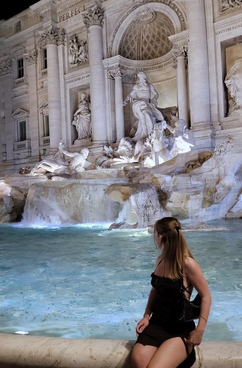 Fontana Di Trevi Photo Ideas, Trevi Fountain Pictures, Italy Photos, Italian Summer Outfits, Italy Vibes, Rome Photo, Italy Pictures, Italy Summer, Italy Aesthetic