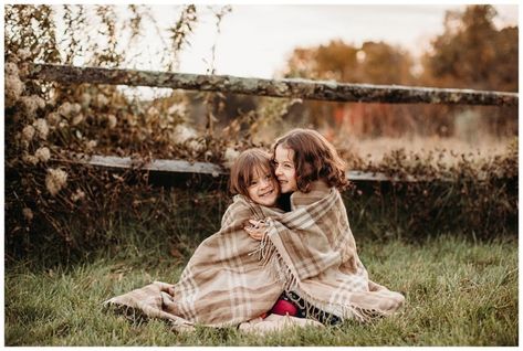 Wrapped In Blanket Photography, Family Photo With Blanket, Family Photos With Blanket, Family Blanket Photos, Family Photos On Blanket, Blanket Photoshoot Ideas, Blanket Photoshoot, Wrapped In Blanket, Family Photo Blanket