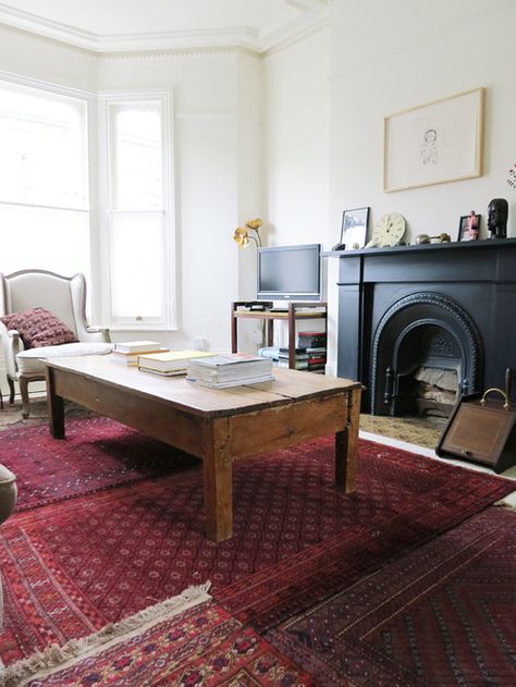 Layering and Overlapping Rugs Persian Rug Living Room, Bright House, Vintage Interior Decor, London Living Room, Red Persian Rug, Apt Decor, Red Living, Black Fireplace, Eclectic Living