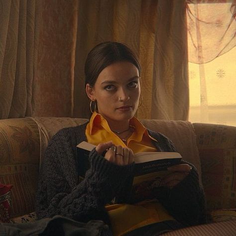 Maeve Wiley Reading, Maeve Wiley Books, Maeve Wiley Icons, Iconic Brunette Characters, Reading Pfp, Maeve Wiley Aesthetic, Characters Reading, Maeve Wiley, Emma Mackey