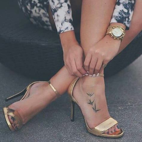 Tattoos For Feet Ideas For Women, Top Of The Foot Tattoos, Feet Tatoos Woman, Feet Tattoos For Women Beautiful, Top Of Foot Tattoos For Women, Top Of Foot Tattoos, Henna Tattoo Foot, Classy Tattoos For Women, Ankle Tat