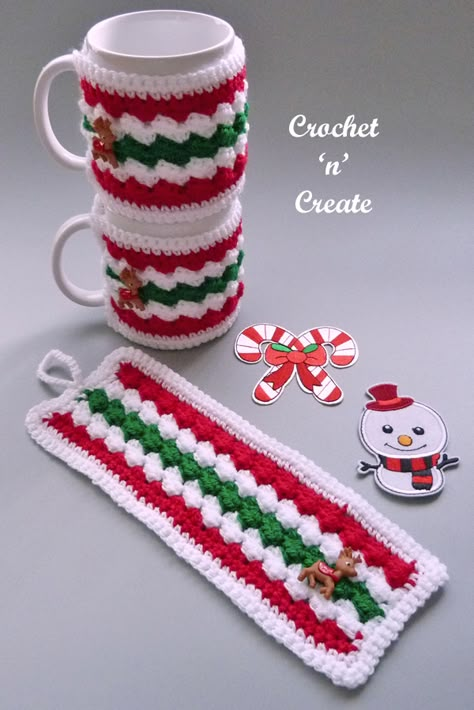 free crochet pattern for Christmas mug cover, add a mug and some sweets/candy and you have a quick Christmas gift, find the pattern on crochetncreate. #crochet #crochetmugcosy #crochetmugcover #freecrochetpatterns #kitchencrochet Cup Cozy Crochet Pattern, Mug Cover, Crochet Mug Cozy, Christmas Crochet Patterns Free, Crochet Coffee, Crochet Cup Cozy, Crochet Christmas Gifts, Cozy Crochet Patterns, Crochet Cozy