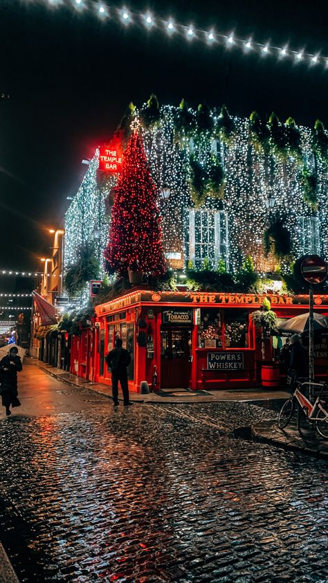 Dublin Winter Aesthetic, Christmas Ireland, Scotland Winter, Ireland 2023, Ireland Pubs, London Christmas Lights, Ireland Aesthetic, Moving To Ireland, Temple Of Light