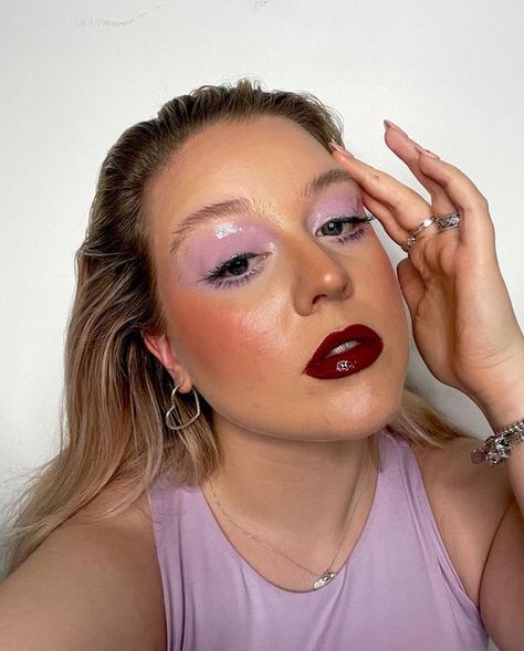 Lily Redman Makeup Artist 💗💋 on Instagram: "glossy lavender haze lids 💜💧🌹 ib: @taylorswift such a simple look made so effective by the addition of @pleasing face gloss!!! I’m a true gloss addict 🫶🏼 •••••••••••••••••••••••••••••• FACE: @uomabeauty say what foundation @lorealparis infaillable concealer @narsissist velvet matte foundation stick @morphebrushes big shot bronzer @rarebeauty liquid blush shade joy @charlottetilbury flawless filter @makeuprevolution fast base contour stick @na Lavender Haze Makeup Look, Lavender Haze Makeup, Lilac Eyeshadow, Flawless Filter, Glossy Lids, Plouise Makeup Academy, Lavender Haze, Foundation Stick, Glossy Makeup