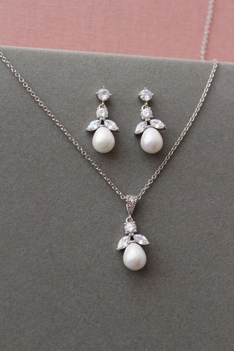 Pearl Sets Jewellery, Prom Jewellery, Bridal Earrings Silver, Pearl Wedding Jewelry Sets, Wedding Jewelry Simple, Prom Jewelry Sets, Pearl Bridal Earrings, Earrings Prom, Silver Bridal Earrings