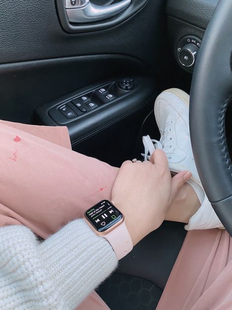 Apple Watch Fitness, Cute College Outfits, College Looks, Apple Watch Fashion, Anniversaire Diy, Health Tracker, Cute Images With Quotes, Life Fitness, Apple Phone Case