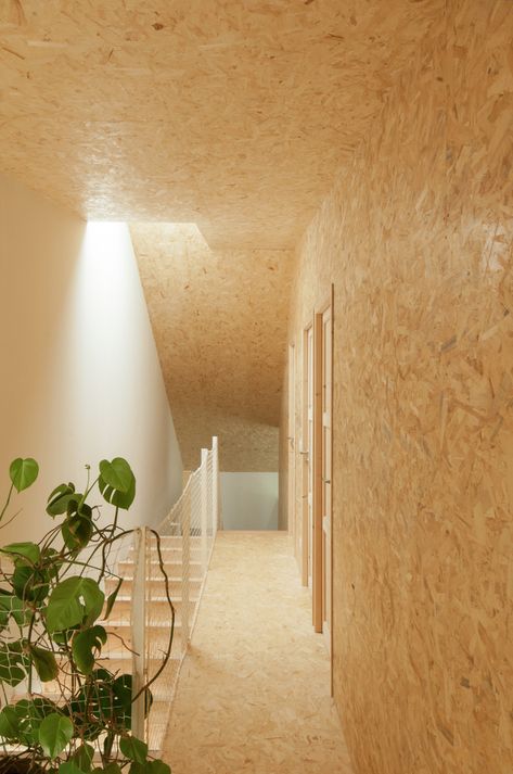 Individual Hangar / Gens association liberale d'architecture © Ludmilla Cerveny Chipboard Interior, Clean Architecture, Osb Furniture, Osb Plywood, Osb Wood, Osb Board, Oriented Strand Board, Plywood Interior, Deco Studio