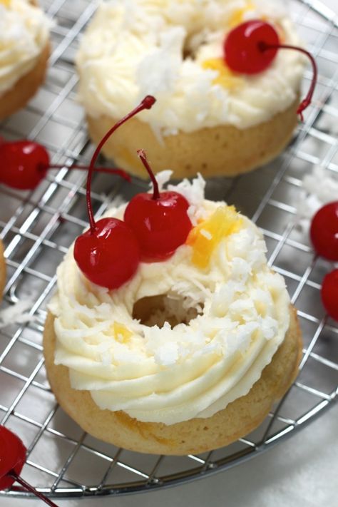 (Baked) Pina Colada Donuts - These bright, vibrant donuts are bursting with pineapple and coconut flavor, and bake up in less than 15 minutes! Pina Colada Donut, Donut Flavors Ideas, Chocolate Peanut Butter Desserts, Baked Donut, Doughnut Recipes, Baker By Nature, Homemade Donuts Recipe, Baked Donut Recipes, Baked Doughnuts