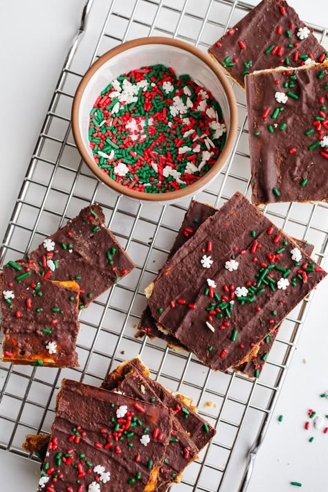 This Gluten Free Christmas Crack recipe is sweet, salty, and completely addicting! Made gluten-free and dairy-free and with a refined sugar-free toffee. This classic saltine cracker toffee is a treat everyone will love! Christmas Crackers Recipe Saltine Toffee Keto, Gluten Free Christmas Cracker Bark, Gluten Free Saltine Crackers, Dairy Free Christmas Treats, Dairy Free Christmas Recipes, Gluten Free Chocolate Chip Muffins, Gluten Free Christmas Treats, Dairy Free Christmas, Gluten Free Christmas Desserts