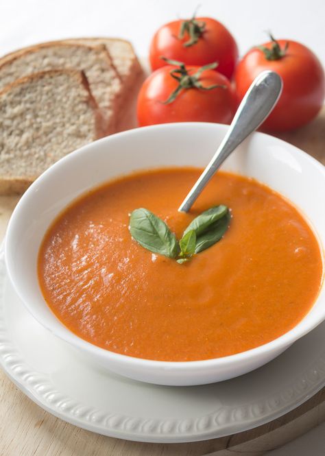 It’s simple, low in calories, carbs, fat and cost. It’s exactly what it says on the tin it’s Simple Skinny Tomato Soup. And it's great as a quick easy to put together meal! Casserole Enchilada, Sugar Diet, Basil Soup, Tomato Soup Recipes, Carb Free, Easy Soups, Tomato Basil, World Recipes, Tomato Soup