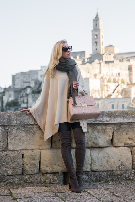 Beige Poncho Outfit, Scarf Outfit Winter, Poncho Outfit, Outfit Beige, Scarf Trends, Scarf Outfit, Grey Scarf, Italy Fashion, Other Outfits