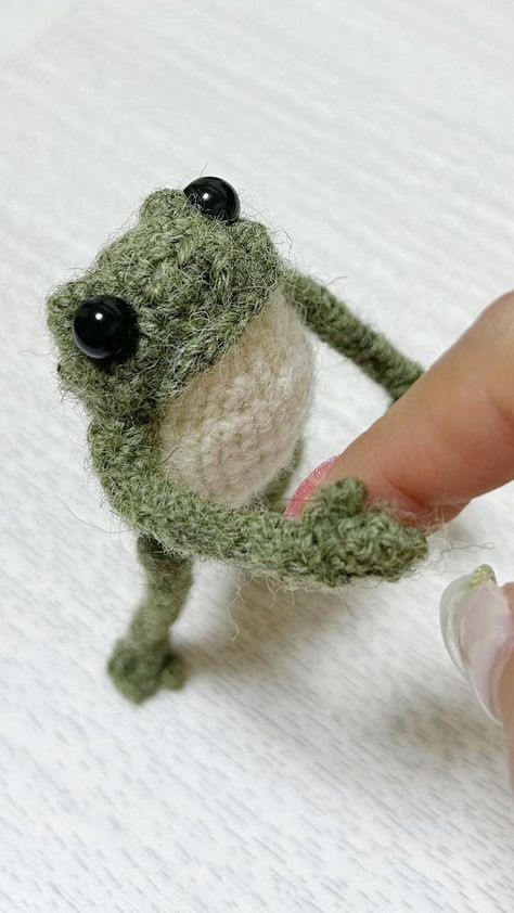 Colorful Yarn Crochet Ideas, How To Knit A Frog, Knitted Frog Pattern Free, Frog Crochet Tutorial, Pfp Frog, Knitting Frog Pattern, Frog Pfp, Frog Knitting, Frogging In Knitting