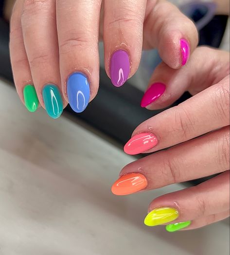 Colorful Rainbow Nails, Hot Pink Rainbow Nails, Rainbow Manicure Ideas, Rainbow Watercolor Nails, Easy Rainbow Nails, Neon Acrylic Nails Designs Bright Colors, Bright Rainbow Nails, Rainbow Gradient Nails, Rainbow Disney Nails