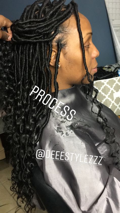 Half Up Half Down Faux Locs, Large Part Faux Locs Black Women, Faux Locs Large Parts, Faux Locs With Kanekalon, Faux Locs Claw Clip, Hair Bun Tutorial, Loose Waves Hair, Faux Locs Hairstyles, Super Hair