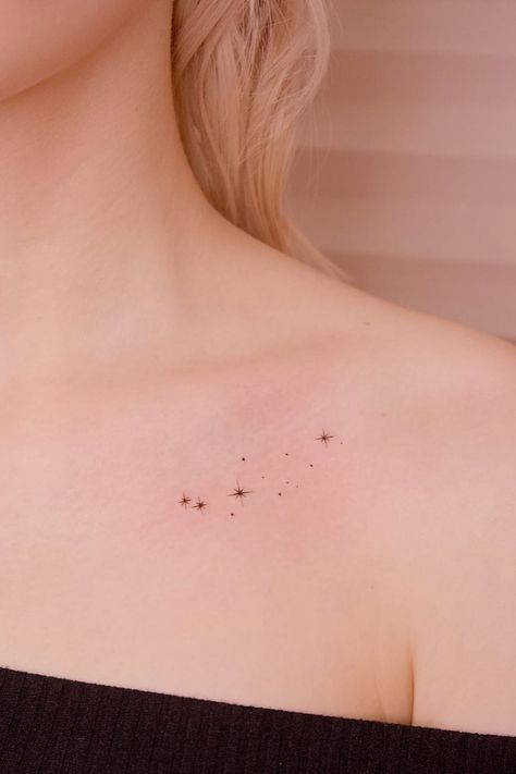 Realistic Star Tattoo, Small Star Tattoo Ideas, Small Collar Bone Tattoos For Women, Tiny Stars Tattoo, Small Star Tattoo, Sparkle Tattoo Ideas, Stardust Tattoo, Star Tattoo On Shoulder, Sparkle Tattoo