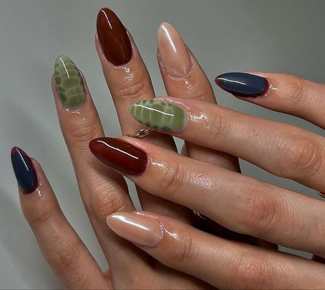 Tone On Tone Nails, Fall Nail Color Palette, Oval Nails Fall Colors, Dark Red Fall Nails Design, Green And Orange Nails Fall, Dark Orange Nails Design, Dark Green Nails Designs Short, Fall Nails Dark Green, Brown And Orange Nails Fall