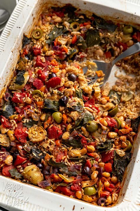 If you love the flavors of the Mediterranean, then you will absolutely enjoy this easy-to-make rice bake! Filled with beautiful colors, flavors, and briny goodness, that's all plant-based. Plant Based Mediterranean Recipes, Mediterranean Vegan Recipes, Mediterranean Diet Recipes Vegetarian, Potluck Vegan, Vegetarian Mediterranean Recipes, Vegan Tapas, Vegan Supper, Vegan Casserole Recipes, Alkaline Breakfast