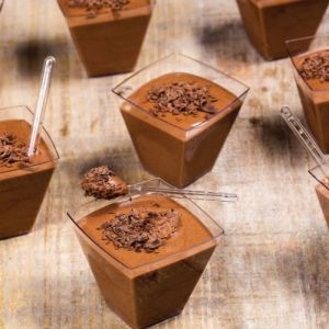 Lindt Chocolate Recipes, Chocolate Mousse Recipe, Lindt Chocolate, Chocolate Dessert Recipes, Köstliche Desserts, Quick Desserts, Desserts To Make, Chocolate Shavings, Chocolate Treats