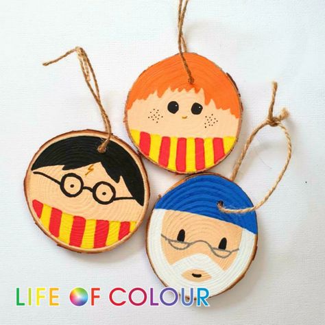 Painting Basics, Cute Harry Potter, Wood Slice Crafts, Harry Potter Christmas, Wood Circles, Wood Slice Ornament, Harry Potter Diy, Wood Christmas Ornaments, Wooden Christmas Ornaments