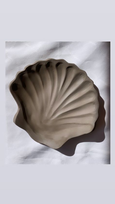 Clay Clam Shell, Clay Seashells Diy, Drape Mold Ceramics, Clay Shell Bowl, Pinch Clay Ideas, Pinch Pot Clay Ideas, Ceramics Seashell, Pinch Pot Pottery, Seashell Ceramics