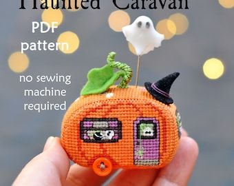 Cross Stitch Art Pattern, Halloween Camper, Cross Stitch Halloween, House Cross Stitch, Halloween Cross Stitch, Stitch Halloween, Pin Cushions Patterns, Halloween Cross Stitch Patterns, Halloween Cross Stitches