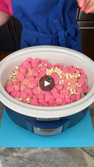 Crockpot Treats, Nestle Tollhouse, Hot Pink Candy, Nestle Toll House, Valentine's Day Recipes, Valentine Treats, Candy Melts, Simple Valentine, Pretzels