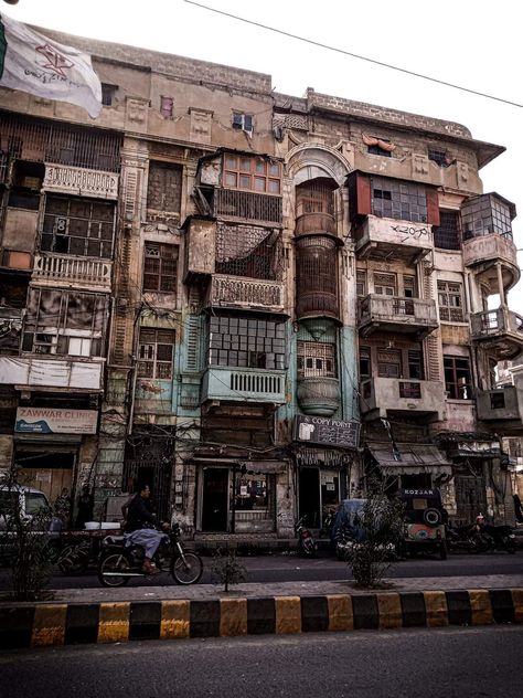 Old Karachi Pictures, Pakistan Street Aesthetic, Karachi Pakistan Aesthetic, Karachi Aesthetic, Fantasy Frog, Pakistani Architecture, Vintage Pakistan, Pakistan Aesthetic, Travel Pakistan