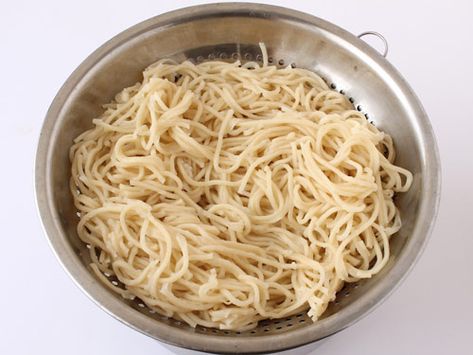 How to Boil Noodles - Make Basic Plain Non-Sticky Noodles - Step by Step Sticky Noodles, Veg Hakka Noodles, Noodles Dishes, Hakka Noodles Recipe, Schezwan Noodles, Plain Noodles, Chinese Noodle Dishes, Green Chilli Sauce, Hakka Noodles