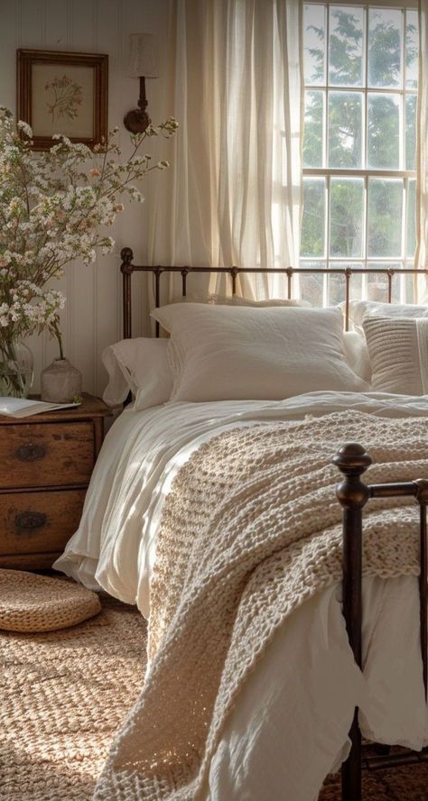 Cozy Cottage Bedroom Vintage, Bedroom Ideas Soft Aesthetic, Country Minimalist Bedroom, French Country Decorating Ideas Farmhouse Style Master Bedrooms, Bedset Ideas Aesthetic, French Farmhouse Aesthetic, Cozy French Bedroom, Old Cottage Bedroom, Girly Vintage Bedroom